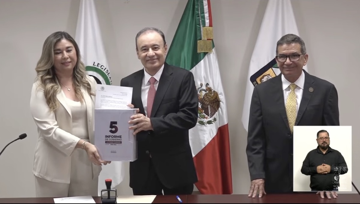 Momento exacto en el que Durazo entrega su Quinto Informe de Gobierno
