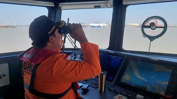 Ferry vuelca en Indonesia y deja 6 muertos y 130 desaparecidos; buscan sobrevivientes