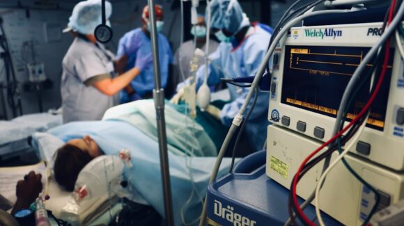 Influencer muere tras someterse a cirugía de agrandamiento de su miembro viril; inyección le causó embolia