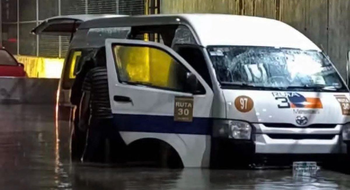 Seis personas mueren en una combi durante las inundaciones en Tultitlán