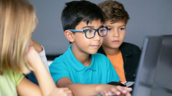 Nueva York prohibe el uso de IA en escuelas públicas: ¿Qué alumnos NO podrán utilizar ChatGPT, Gemini y más?