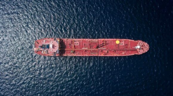 Petrolero sufre impacto y se incendia en Irak en plena escalada entre EU e Irán