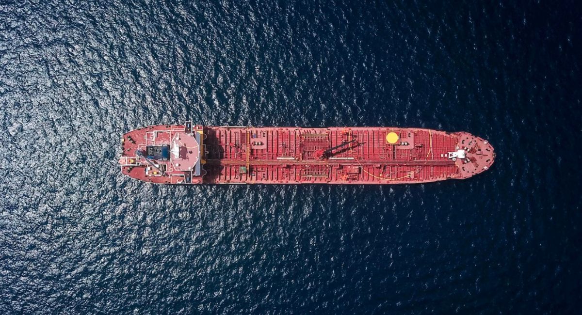 Impactan petrolero con 2 millones de barriles en Irak durante escalada entre EU e Irán