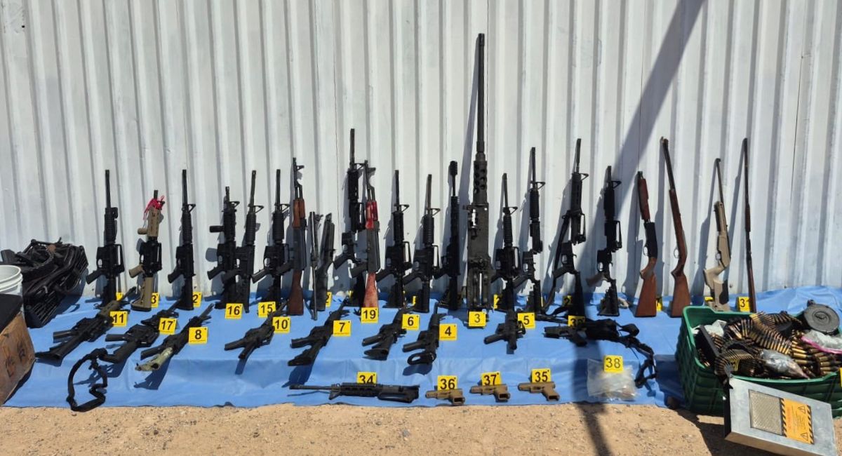 Rescatan a 3 víctimas y detienen a 7 en Puerto Peñasco; aseguran más de 40 armas largas