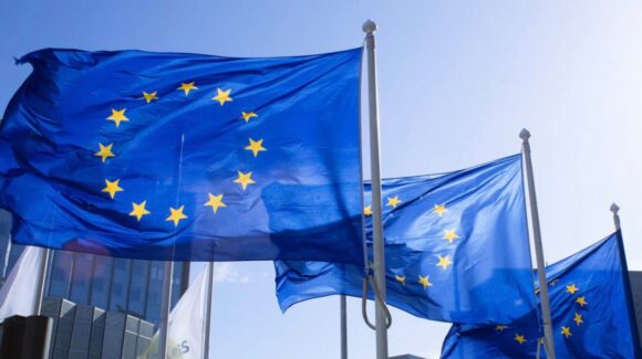Unión Europea prepara nueva ley para prohibir redes sociales a menores de 13 años: Así aplicaría