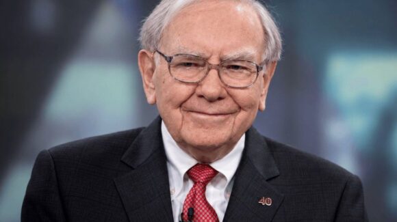 Warren Buffett deja la presidencia de Berkshire Hathaway tras 56 años al frente de la empresa