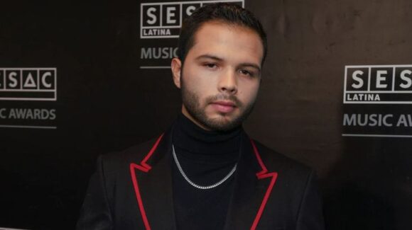 Leonardo Aguilar es detenido en el AICM, es llevado a oficina de armamento por ‘portar’ un arma de fuego; esto dijo