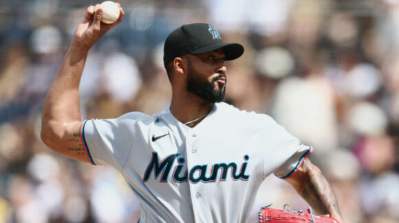 Alcántara no va a ninguna parte; los Marlins ejercen la opción por el jugador para 2027
