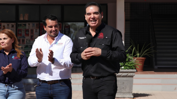 Abraham ‘El Cubano’ Mier entrega uniformes y equipo a personal de Oomapas en Caborca
