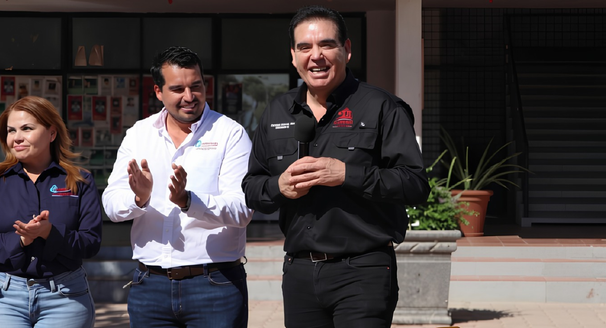 Abraham 'El Cubano' Mier entrega uniformes y equipo a personal de Oomapas en Caborca