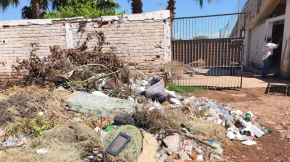 Acumulan basura y desechos afuera del estadio Abelardo L. Rodríguez de Guaymas, Sonora