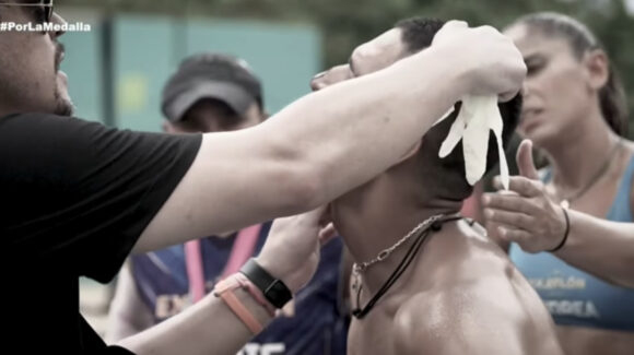Atleta azul sufre accidente en ‘Exatlón México’ y abandona la competencia ensangrentado; fue hospitalizado