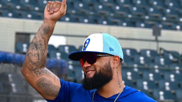 Allen Córdoba se ve representando a los Yaquis de Obregón en la Serie del Caribe de Hermosillo
