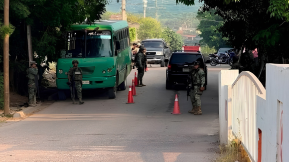 Atacan a balazos un camión que transportaba estudiantes en Escuinapa, Sinaloa