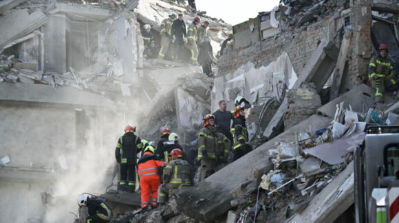 Ataque masivo ruso deja al menos 20 muertos en Ucrania; 14 fallecieron en un edificio residencial