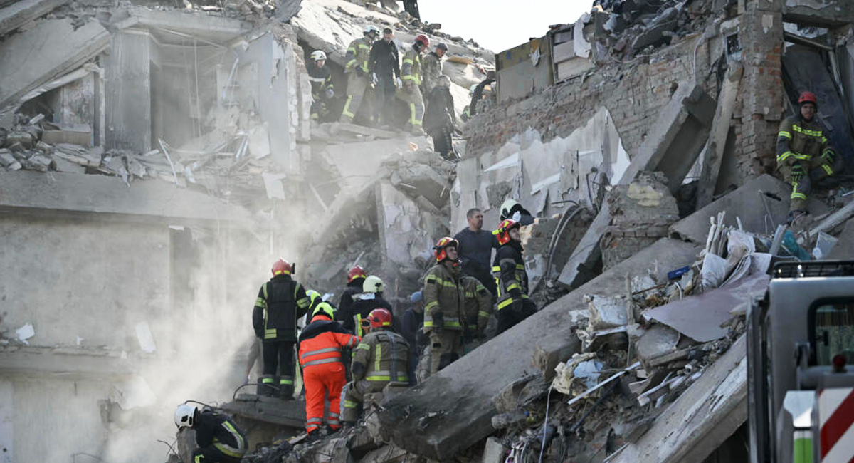 Ataque masivo ruso deja al menos 20 muertos en Ucrania; 14 fallecieron en un edificio residencial