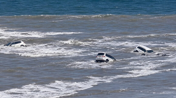 VIDEO: Autos y camionetas son arrastrados al mar tras lluvias e inundaciones en San José del Cabo