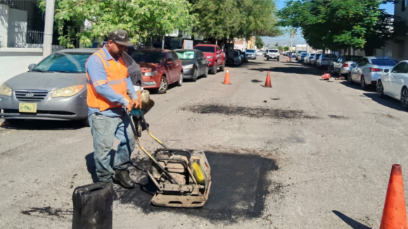 Avanza el bacheo de calles y cruceros en las colonias de Hermosillo