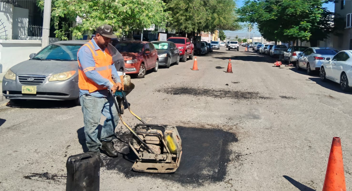 Avanza el bacheo de calles y cruceros en las colonias de Hermosillo
