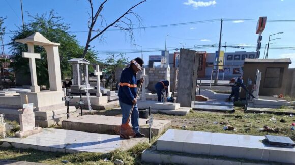 Avanzan los preparativos y limpieza de panteones en Hermosillo para Día de Muertos
