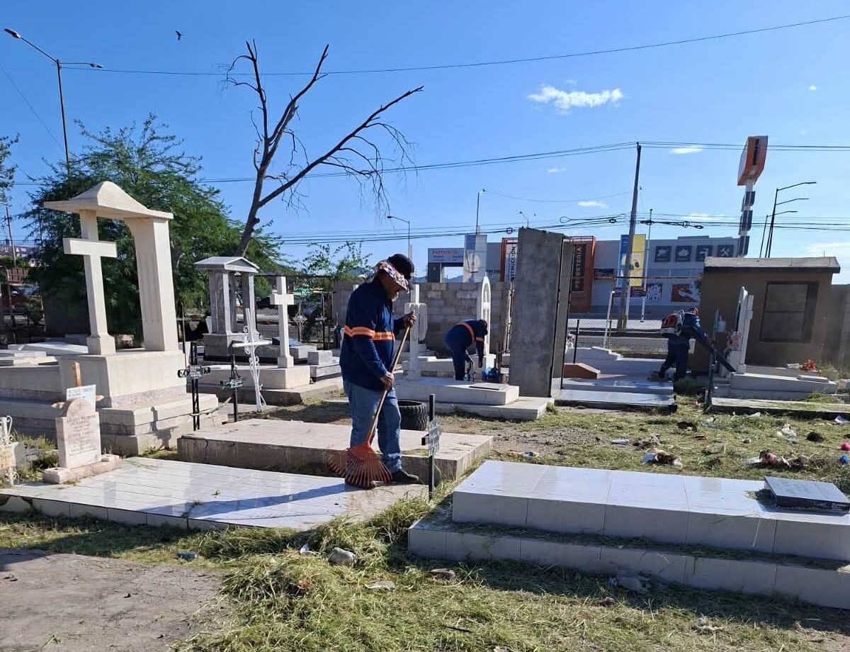 Avanzan los preparativos y limpieza de panteones en Hermosillo para Día de Muertos