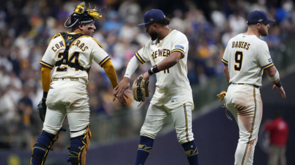 Los Brewers atacan temprano y resisten ante Rays para imponrese en el Juego 1 de la Serie Mundial