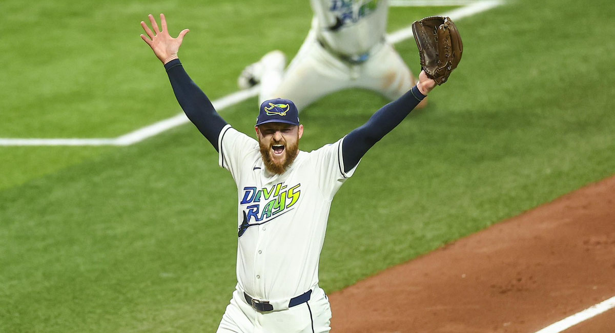 Baker celebra después de retirar el último out del encuentro