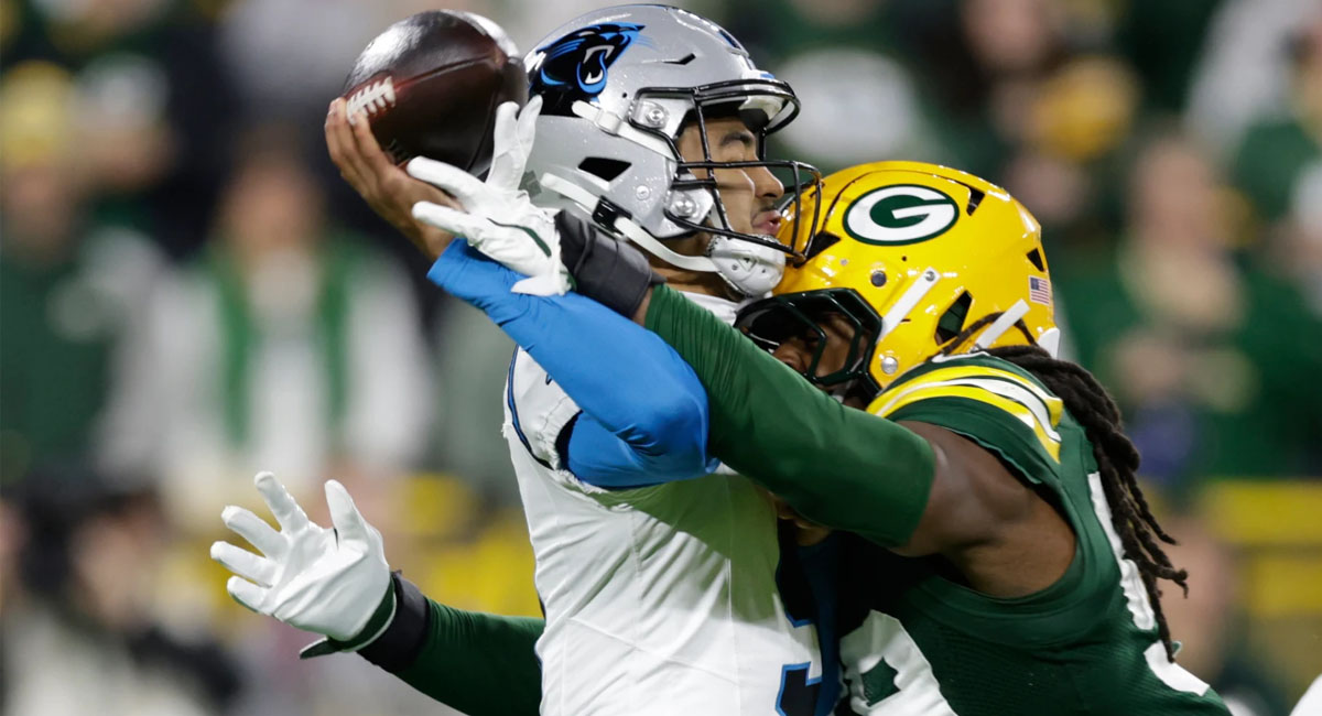 Bryce Young batalló con la defensa de los Packers