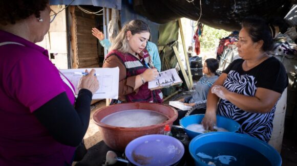 Atienden a 135 familias de Bahía de Lobos para evaluar daños en viviendas tras el huracán Polo