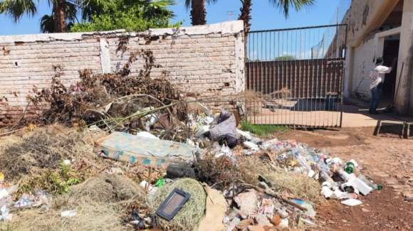 Basura se acumula en el estadio de béisbol Abelardo L. Rodríguez en Guaymas