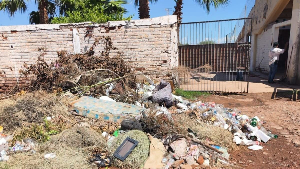 Basura se acumula en el estadio de béisbol Abelardo L. Rodríguez en Guaymas