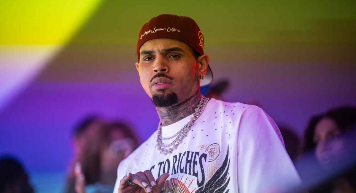Chris Brown evita la cárcel tras ser condenado por atacar a un productor con una botella en Londres