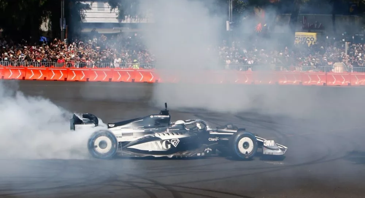 Clara Brugada es abucheada durante el showrun de Checo Pérez en Paseo de la Reforma