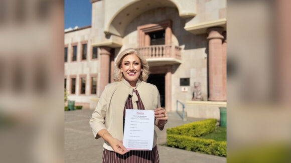Claudia Fabiola Santacruz se registra para buscar la coordinación municipal de Morena en Cajeme
