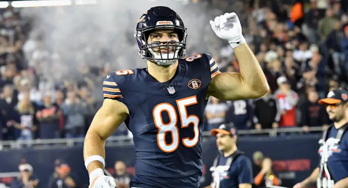 Cole Kmet preocupa a Bears tras accidente vs Patriots por lo que Ben Johnson admite su lesión de rodilla “no se ve bien”