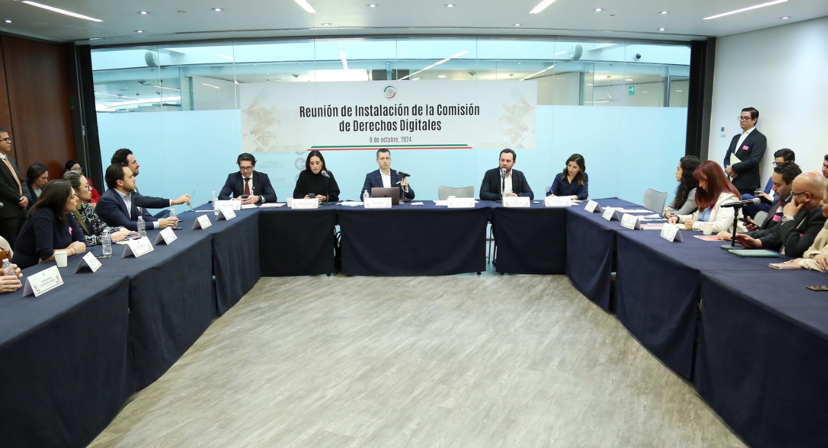 Comisión del Senado desecha prohibición de redes sociales a menores y perfila nueva ley digital