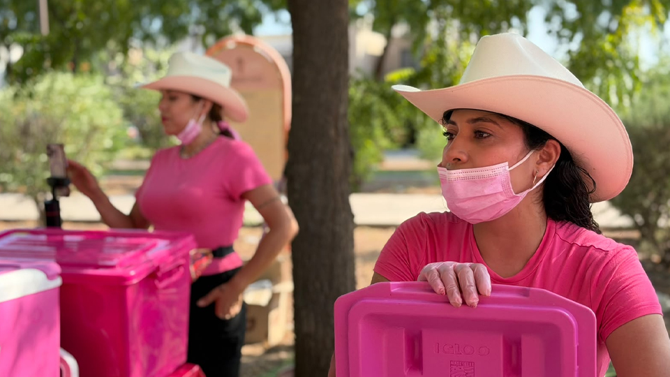 Con sombrero y color rosa, amigas impulsan emprendimiento de aguachiles en Ciudad Obregón