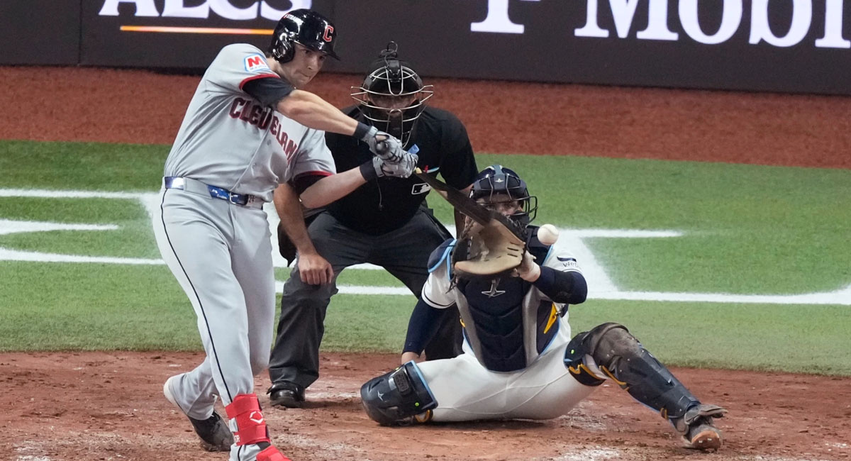 Chase DeLauter conecta su cañonazo en la sexta entrada