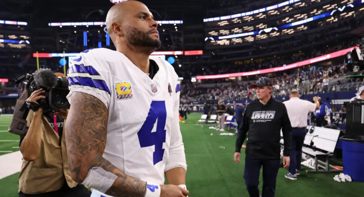 Dak Prescott encara a trabajador de los Cowboys tras derrota ante Buccaneers que lo llamó “vergonzoso”