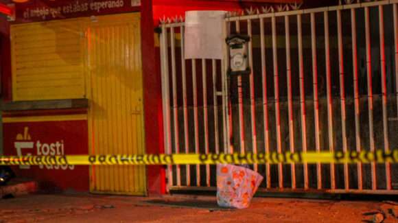 Dejan cabeza humana y narcomensaje en tortería de Tijuana; investigan posible cobro de piso