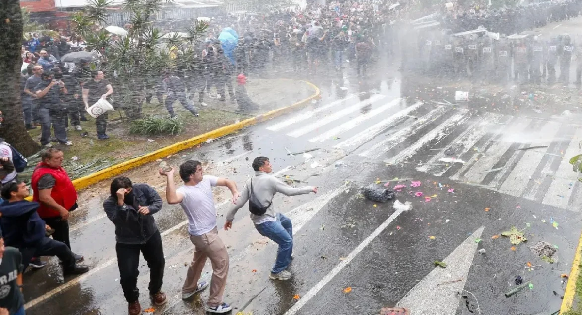 Denuncian a Pablo Lemus ante la FGR por represión durante protesta por agua en Jalisco