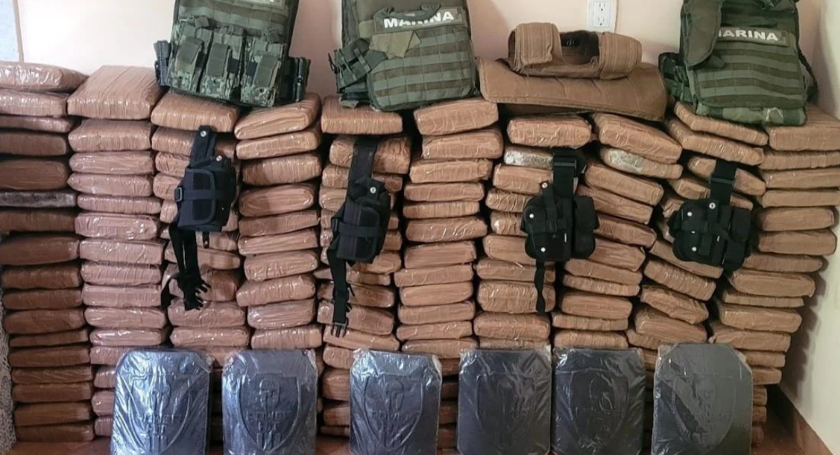 Desmantelan centro de narcomenudeo en Juchitán; aseguran armas y más de 160 paquetes de droga