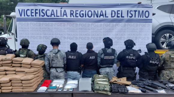 Desmantelan centro de narcomenudeo en Juchitán; aseguran armas y más de 160 paquetes de droga