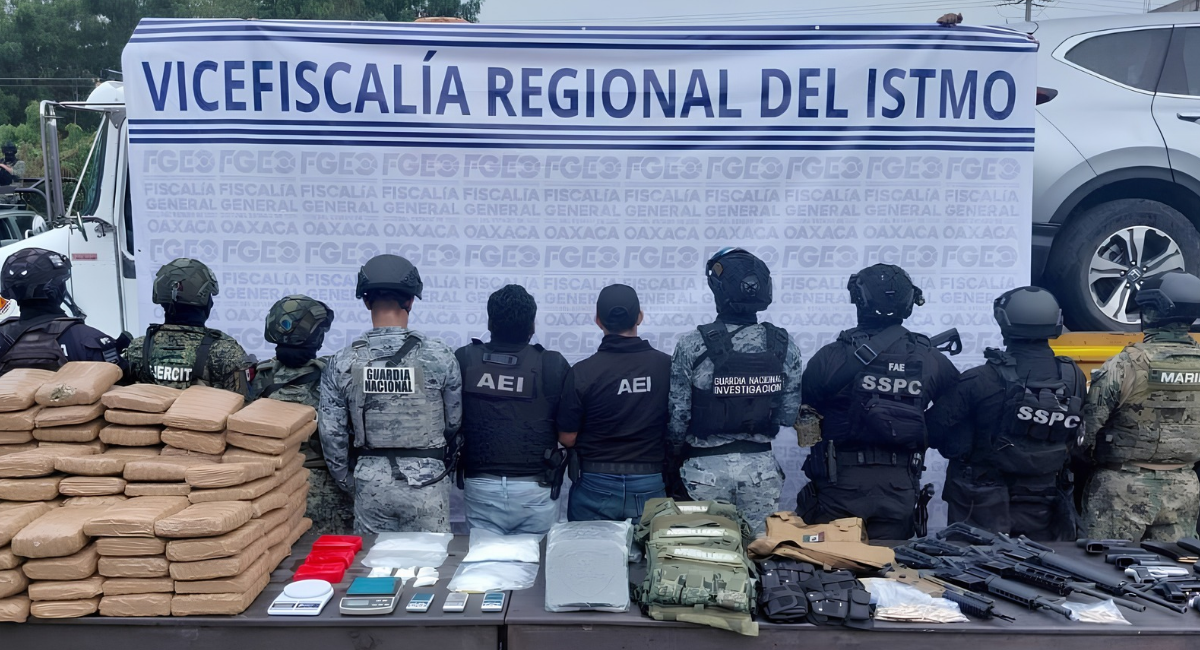 Desmantelan centro de narcomenudeo en Juchitán; aseguran armas y más de 160 paquetes de droga