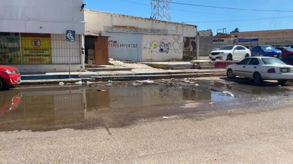 Diagonal Yáñez en Guaymas, atestada de aguas negras y lodo tras lluvias