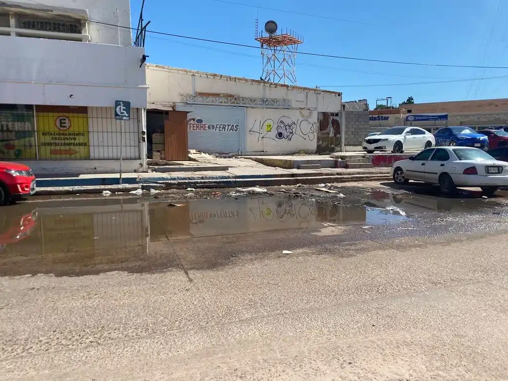 Diagonal Yáñez en Guaymas, atestada de aguas negras y lodo tras lluvias