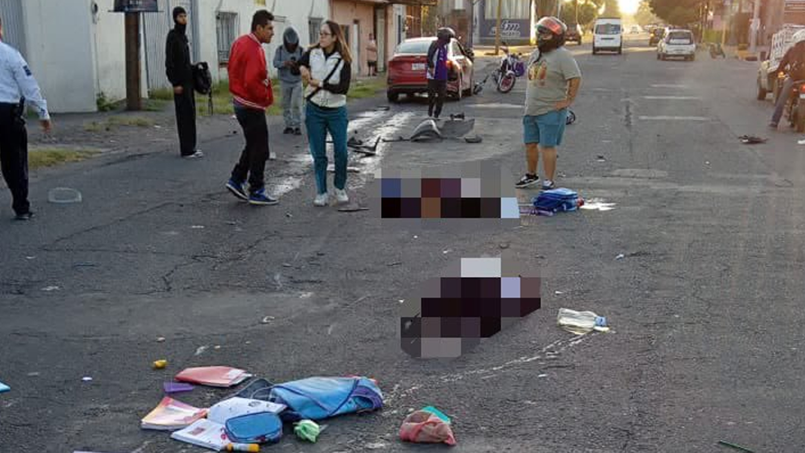 Doble accidente en Morelos: Moto y auto atropellan a abuela y sus dos nietos; un menor falleció