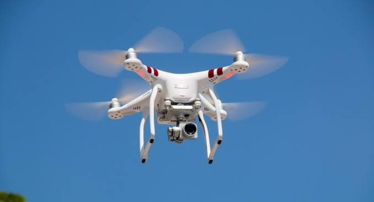 La medida entró en vigor hoy y prohíbe operaciones no autorizadas hasta 121 metros de altura; Trump advierte que utilizará tecnología avanzada para neutralizar dispositivos