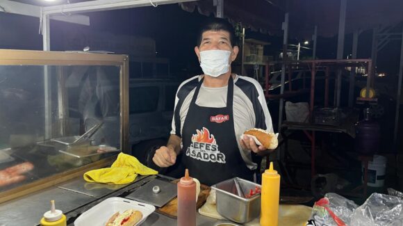 ‘El Chino Doguero’: 50 años de tradición vendiendo hot-dogs en Empalme
