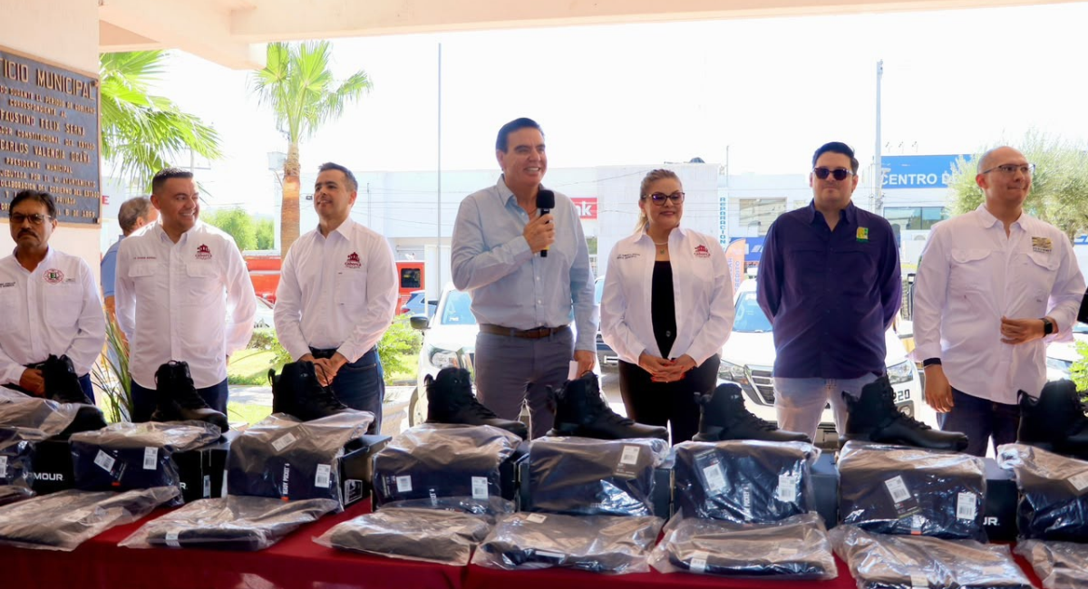 'El Cubano' entrega vehículos, maquinaria y equipamiento a cuerpos de seguridad y rescate en Caborca